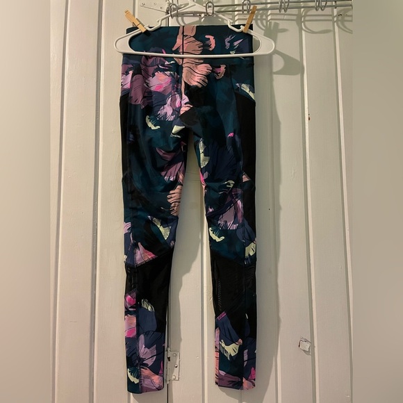 Vs. pink bonded tropical leggings with phone pocket-small EUC - Picture 6 of 8